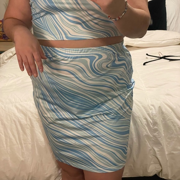 NEVER WORN Cross Front One Shoulder Two Piece Set Size 2X - Picture 4 of 4